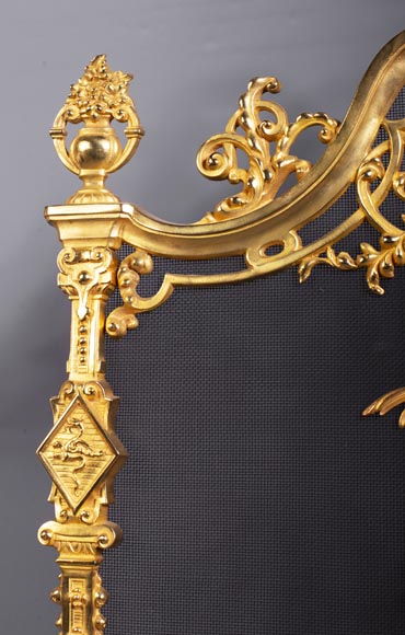 Pare-étincelles ancien de style Néo-Renaissance en bronze doré à décor de chimères-4