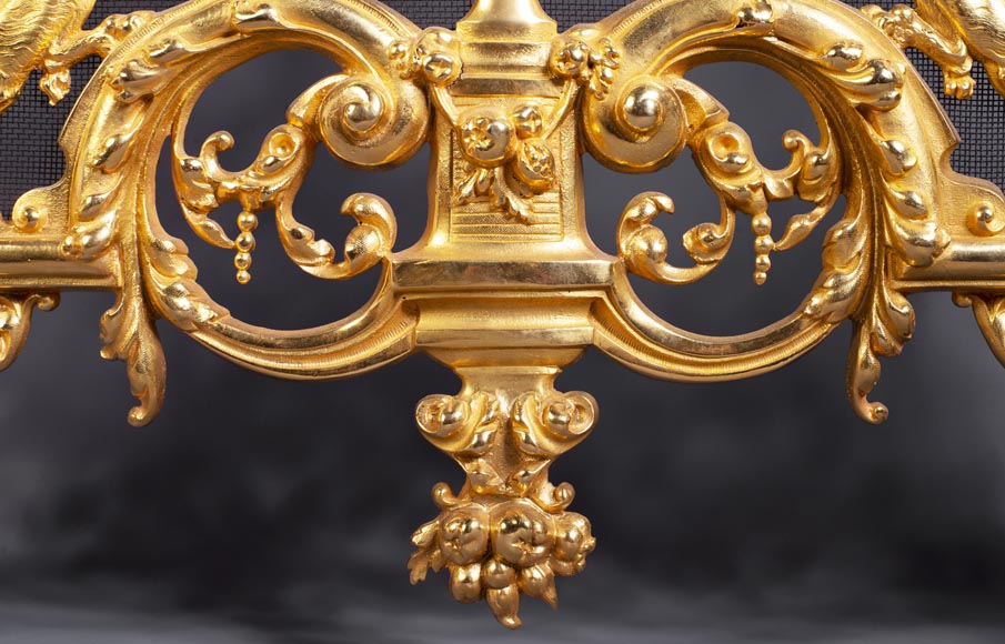 Pare-étincelles ancien de style Néo-Renaissance en bronze doré à décor de chimères-7
