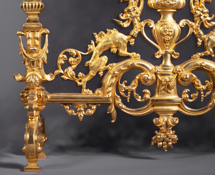Pare-étincelles ancien de style Néo-Renaissance en bronze doré à décor de chimères-8