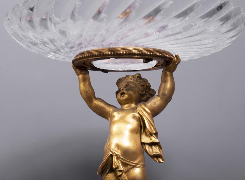 Surtout de table aux putti en bronze doré et cristal de Baccarat-7