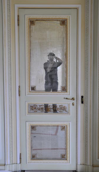 Paire de portes de style Louis XVI en bois, stuc et miroir, vers 1970-1