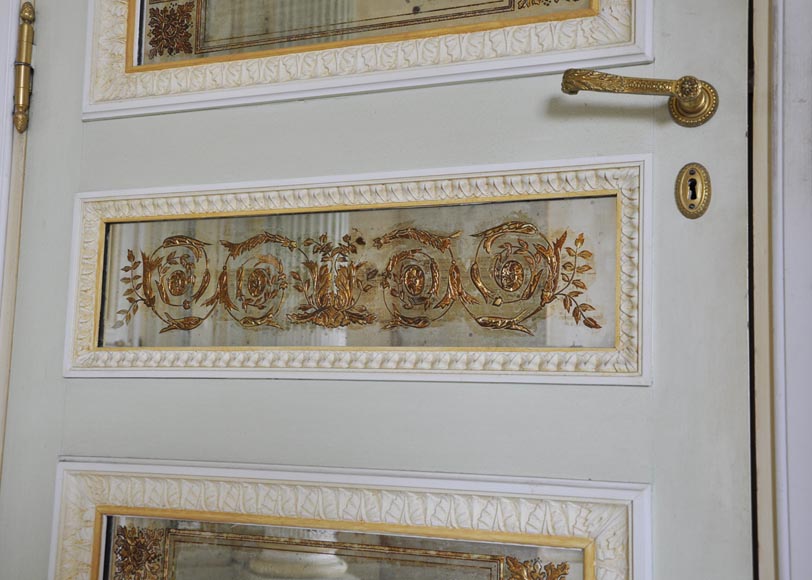 Paire de portes de style Louis XVI en bois, stuc et miroir, vers 1970-6