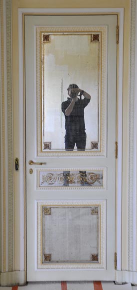 Paire de portes de style Louis XVI en bois, stuc et miroir, vers 1970-9