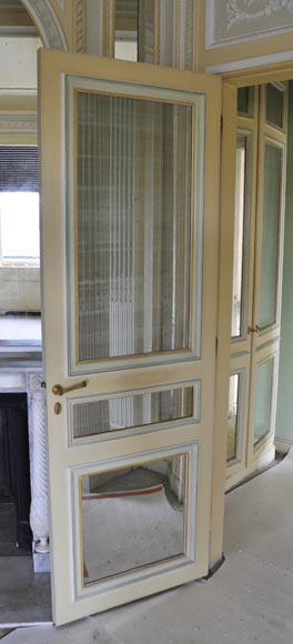 Paire de portes de style Louis XVI en bois, stuc et miroir, vers 1970-14