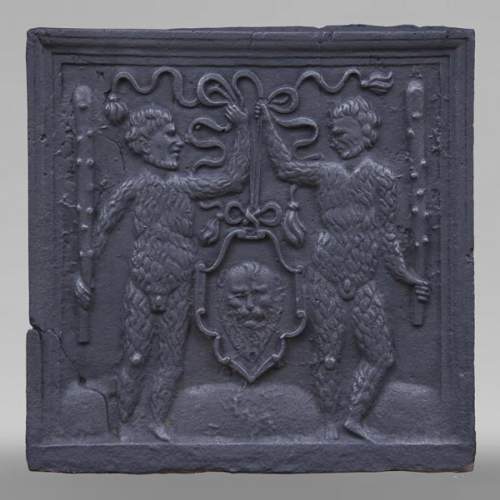Plaque de cheminée ancienne aux deux sauvages armés de masses