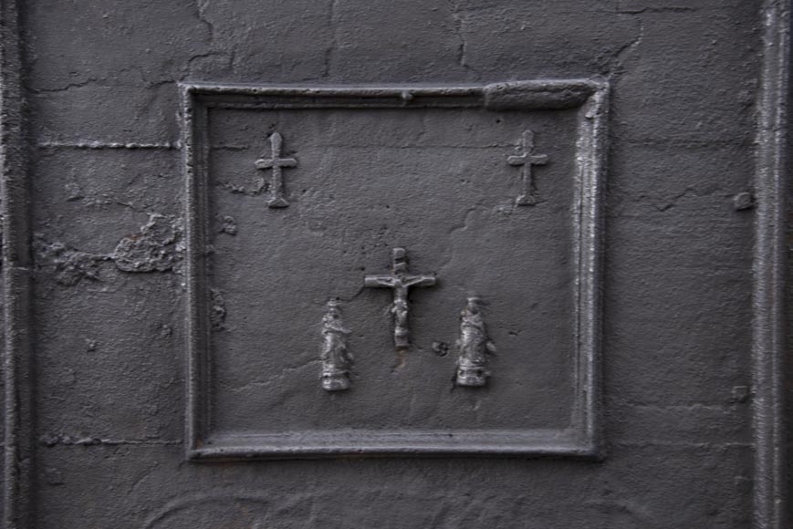 Plaque de cheminée ancienne à décor religieux-1