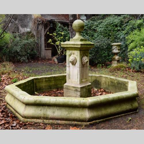 Importante fontaine d’extérieur en pierre moderne