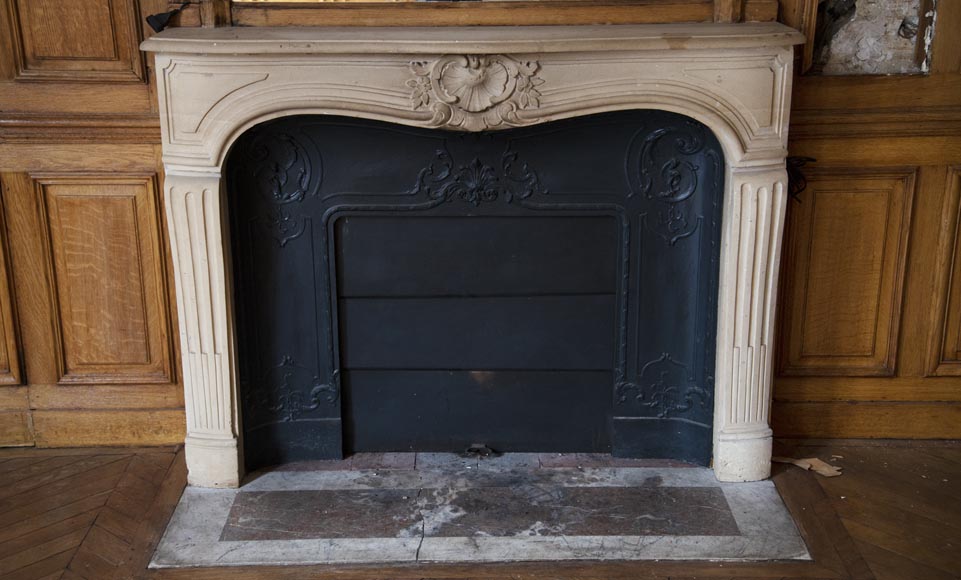 Pièce de boiserie de style Louis XV avec sa cheminée en pierre et un tableau peint par Paul Tavernier-9