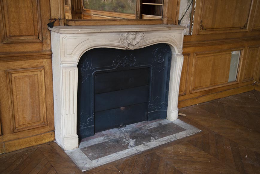 Pièce de boiserie de style Louis XV avec sa cheminée en pierre et un tableau peint par Paul Tavernier-11