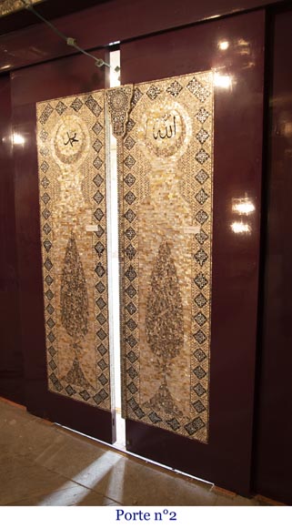 Paire de double-portes coulissantes laquées au décor orientaliste en nacre-11
