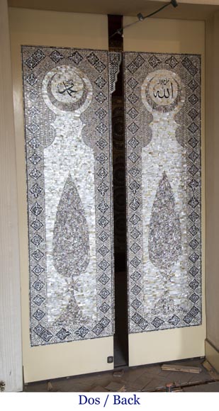 Paire de double-portes coulissantes laquées au décor orientaliste en nacre-13