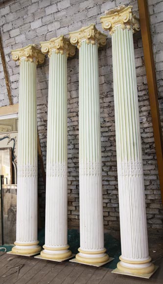 Ensemble de quatre colonnes ioniques en plâtre peint-1