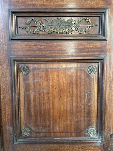 Ensemble de pièces de boiserie et bibliothèque de style Empire en acajou et bronze-11