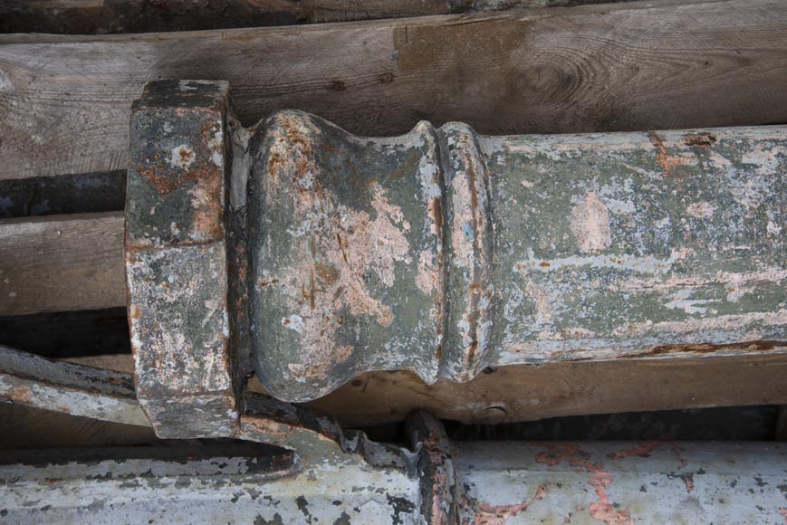 Ensemble de quatre grandes colonnes en fonte de la fin du XIXe siècle-2