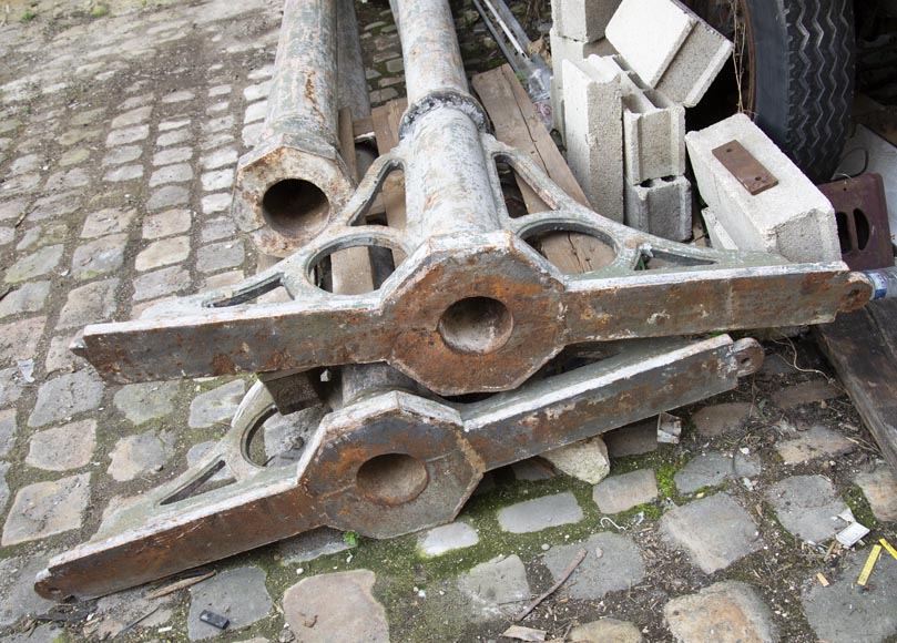 Ensemble de quatre grandes colonnes en fonte de la fin du XIXe siècle-3