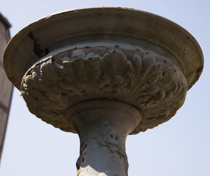 Fontaine de ville ancienne en fonte à décor de feuilles de chêne-8