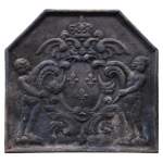 Plaque de cheminée du XXe siècle aux Armes de France et putti