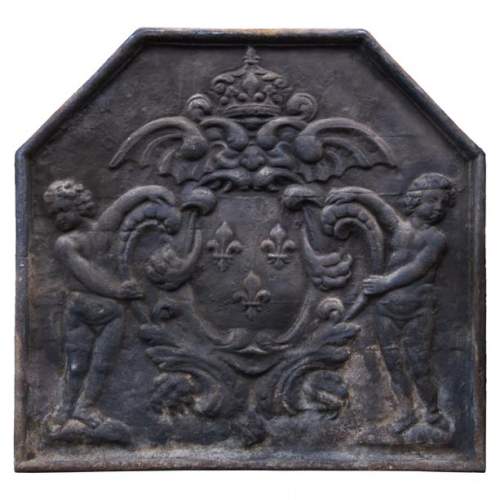 Plaque de cheminée du XXe siècle aux Armes de France et putti