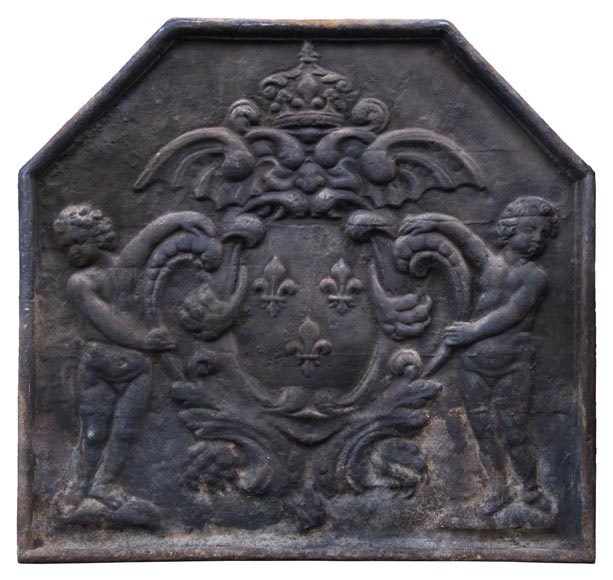 Plaque de cheminée du XXe siècle aux Armes de France et putti-0