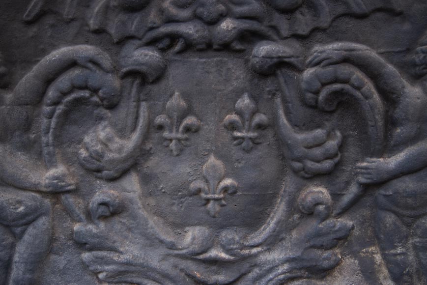 Plaque de cheminée du XXe siècle aux Armes de France et putti-2