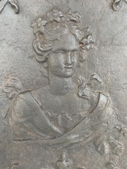 Plaque de cheminée en fonte de fer au buste de femme, XVIIIe siècle-5