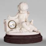 Pendule d'après un modèle de Jean Baptiste Pigalle en marbre de Carrare de la fin du XIXe