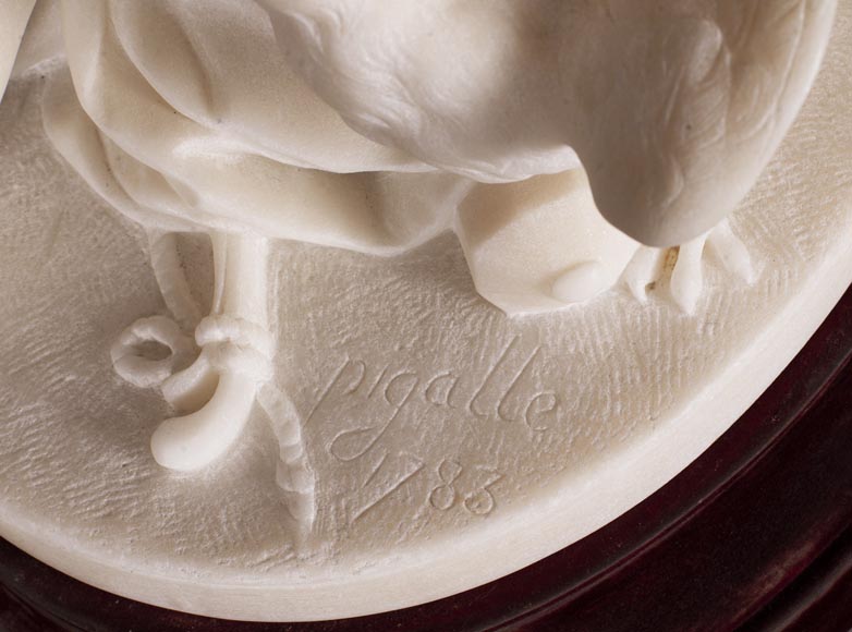 Pendule d'après un modèle de Jean Baptiste Pigalle en marbre de Carrare de la fin du XIXe-10