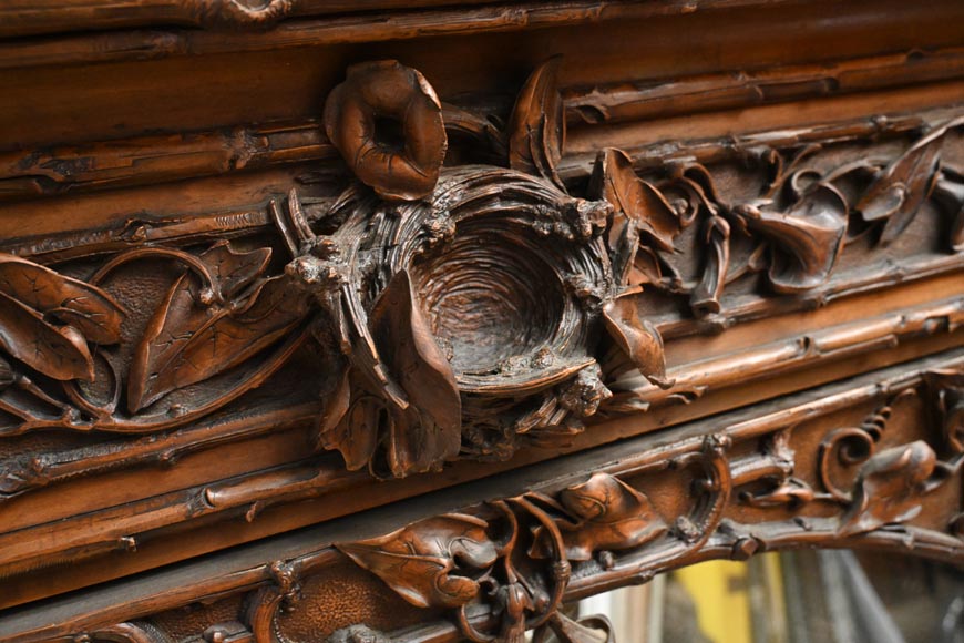TAHAN (attribué à) — Importante armoire à glace en noyer sculpté à décor naturaliste TAHAN (attribué à) — Importante armoire à glace en noyer sculpté à décor naturaliste-3