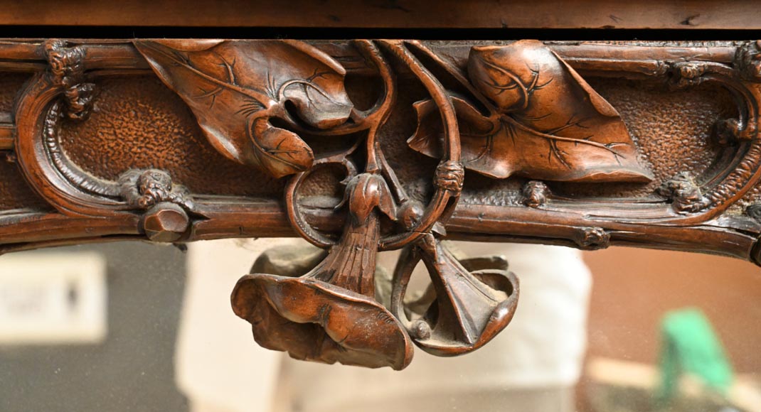 TAHAN (attribué à) — Importante armoire à glace en noyer sculpté à décor naturaliste TAHAN (attribué à) — Importante armoire à glace en noyer sculpté à décor naturaliste-4