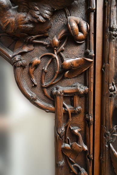 TAHAN (attribué à) — Importante armoire à glace en noyer sculpté à décor naturaliste TAHAN (attribué à) — Importante armoire à glace en noyer sculpté à décor naturaliste-7