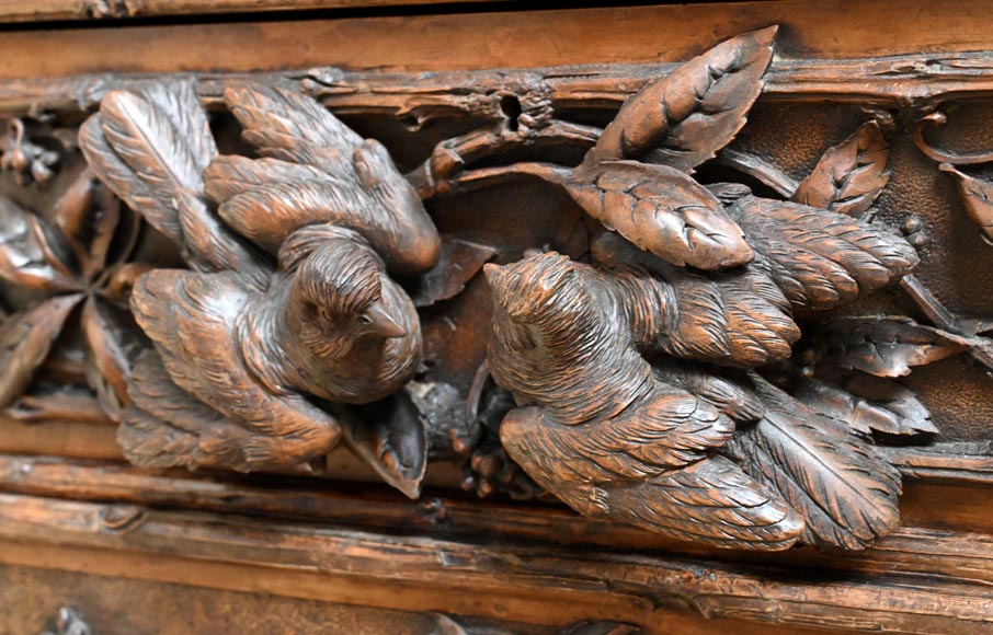TAHAN (attribué à) — Importante armoire à glace en noyer sculpté à décor naturaliste TAHAN (attribué à) — Importante armoire à glace en noyer sculpté à décor naturaliste-9