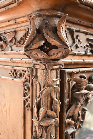 TAHAN (attribué à) — Importante armoire à glace en noyer sculpté à décor naturaliste TAHAN (attribué à) — Importante armoire à glace en noyer sculpté à décor naturaliste-14