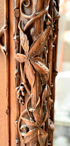 TAHAN (attribué à) — Importante armoire à glace en noyer sculpté à décor naturaliste TAHAN (attribué à) — Importante armoire à glace en noyer sculpté à décor naturaliste-16