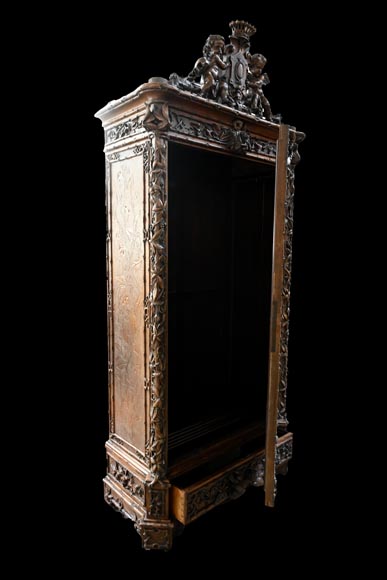 TAHAN (attribué à) — Importante armoire à glace en noyer sculpté à décor naturaliste TAHAN (attribué à) — Importante armoire à glace en noyer sculpté à décor naturaliste-17