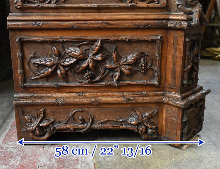 TAHAN (attribué à) — Importante armoire à glace en noyer sculpté à décor naturaliste TAHAN (attribué à) — Importante armoire à glace en noyer sculpté à décor naturaliste-18