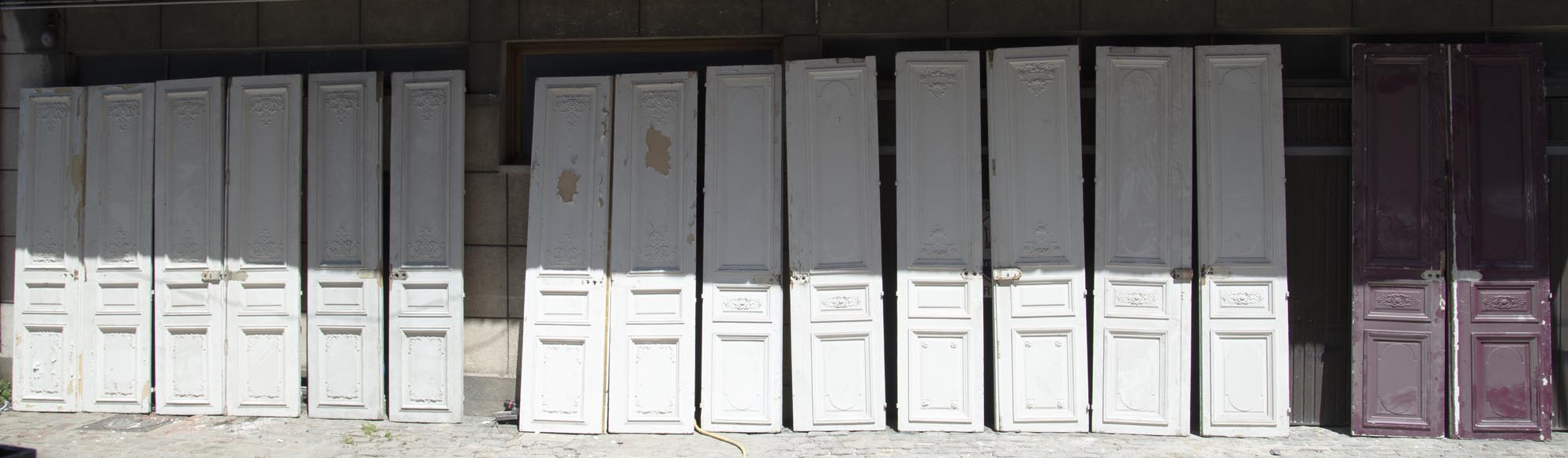 Ensemble de huit double-portes de style Napoléon III en chêne peint-0