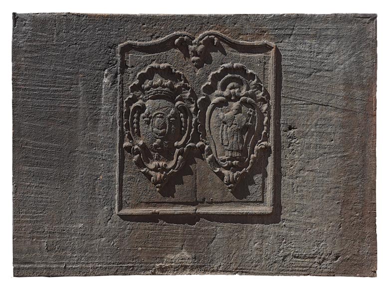 Grande plaque de cheminée du XVIIIe siècle à décor de double armoiries-0