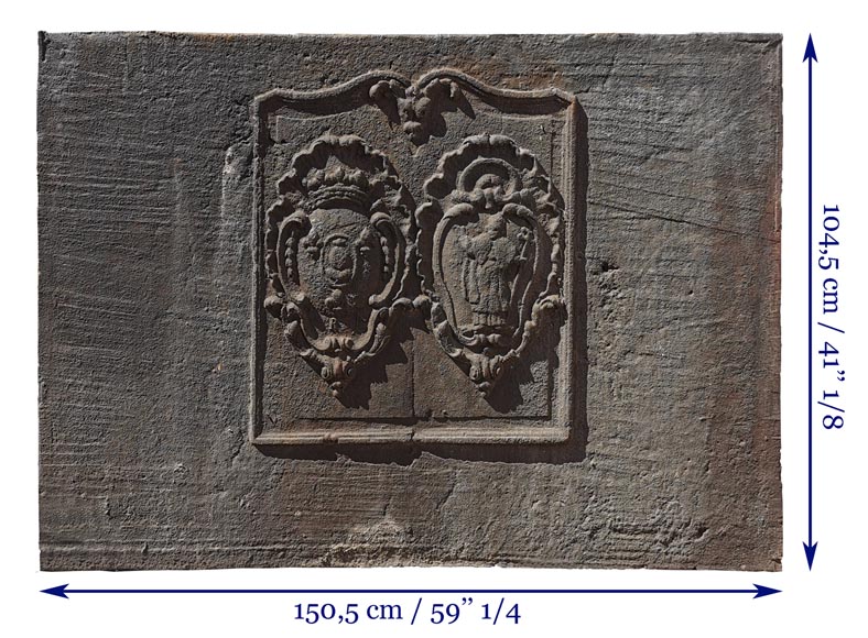 Grande plaque de cheminée du XVIIIe siècle à décor de double armoiries-5