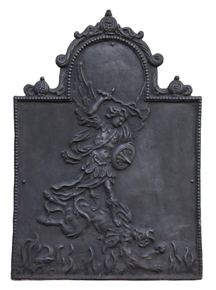 Plaque de cheminée ancienne à décor de Saint-Michel terrassant le dragon-0