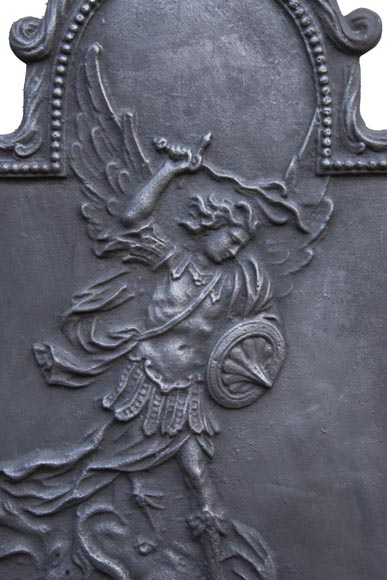 Plaque de cheminée ancienne à décor de Saint-Michel terrassant le dragon-2