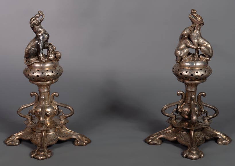 Victor GEOFFROY-DECHAUME,Paire de brûle-parfums en bronze argenté ornés de chiens, vers 1840-0