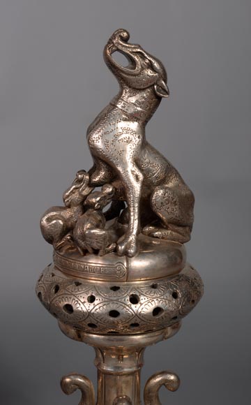 Victor GEOFFROY-DECHAUME,Paire de brûle-parfums en bronze argenté ornés de chiens, vers 1840-4