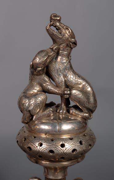 Victor GEOFFROY-DECHAUME,Paire de brûle-parfums en bronze argenté ornés de chiens, vers 1840-6