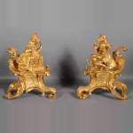Paire de chenets anciens en bronze doré de style Louis XV en bronze doré avec personnages en costume