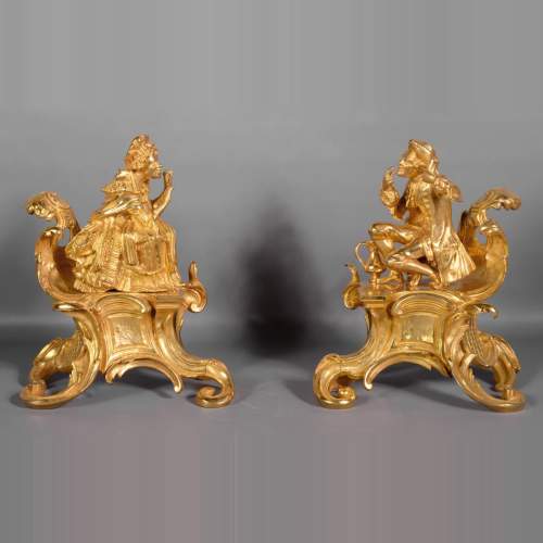 Paire de chenets anciens en bronze doré de style Louis XV en bronze doré avec personnages en costume