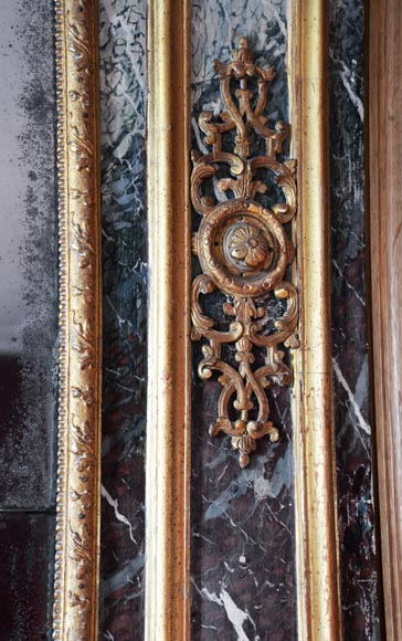 Trumeau de style Régence en bois doré et trompe l’oeil marbre de Campan, début du XIXe siècle-4