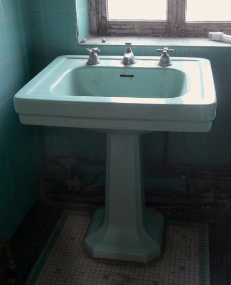 Lavabo vert en faïence sur pied, Standard, années 50-1