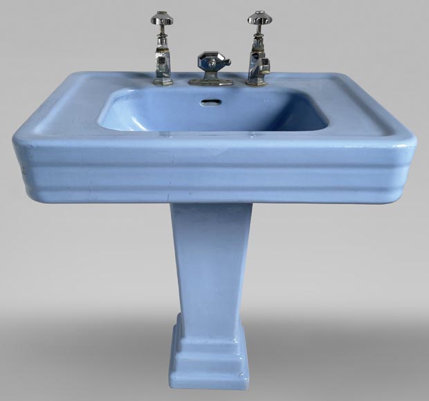 Lavabo bleu en faïence sur pied, années 50-0