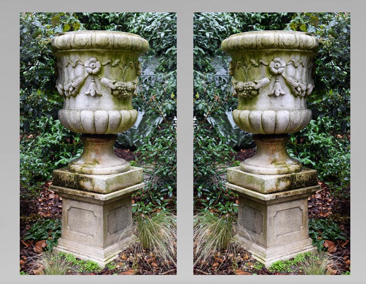 Paire de vases Médicis en pierre composite, fin du XXe siècle-0