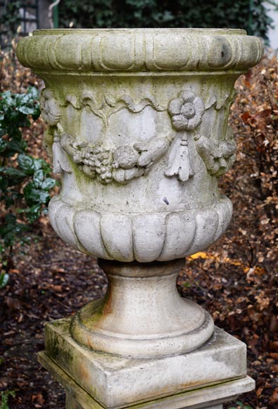 Paire de vases Médicis en pierre composite, fin du XXe siècle-1